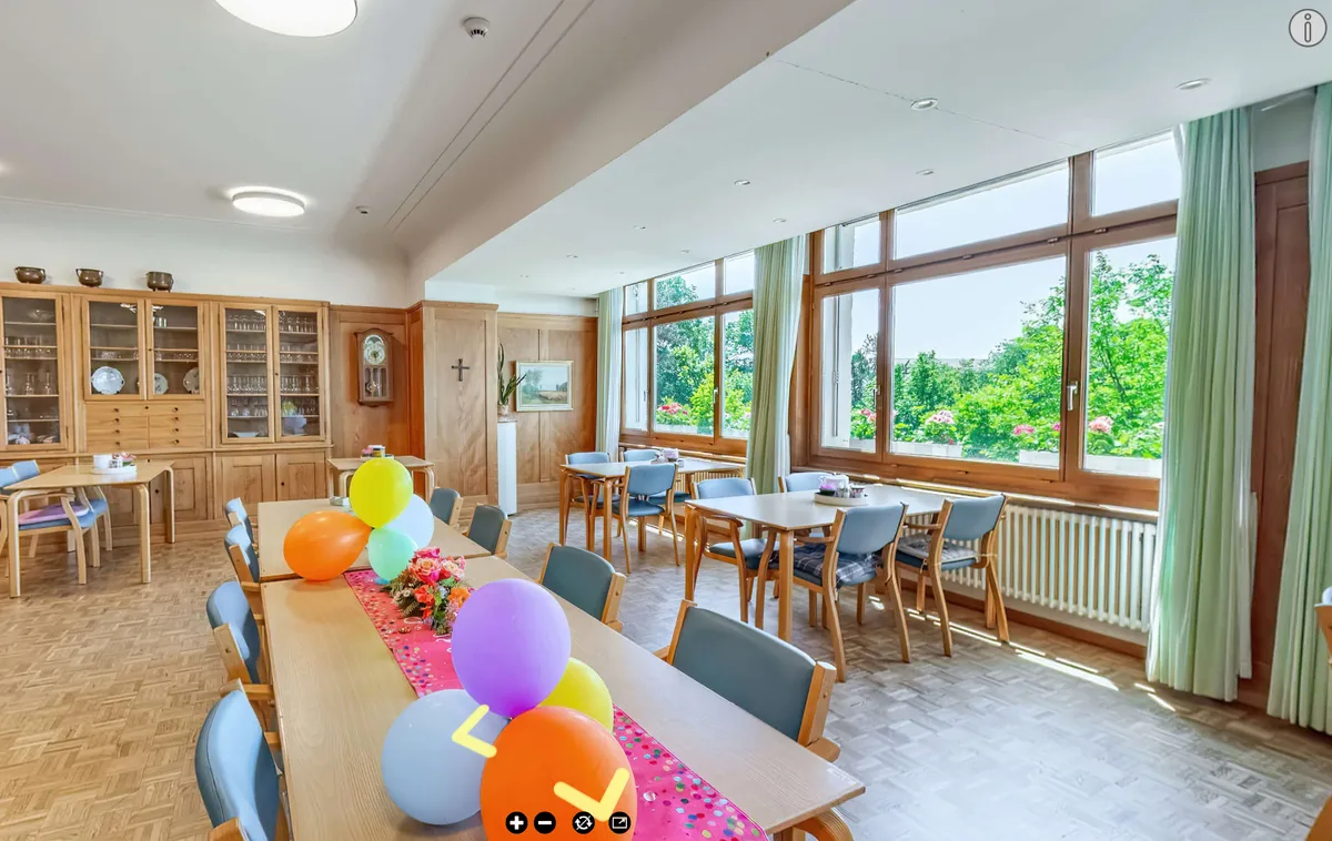 Ist man im Inneren angekommen, gibt es diverse Ansichten wie beispielsweise von den Ess- und Aufenthaltsräumen. Fotos von den Alterszentren in Uster